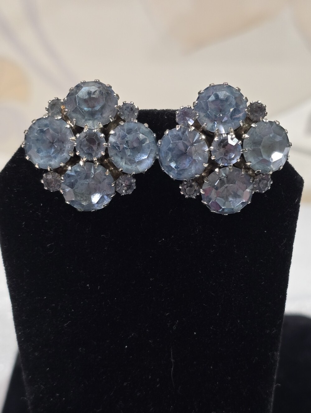Vintage Weiss Blue Rhinestone Cluster Clip On Earrings